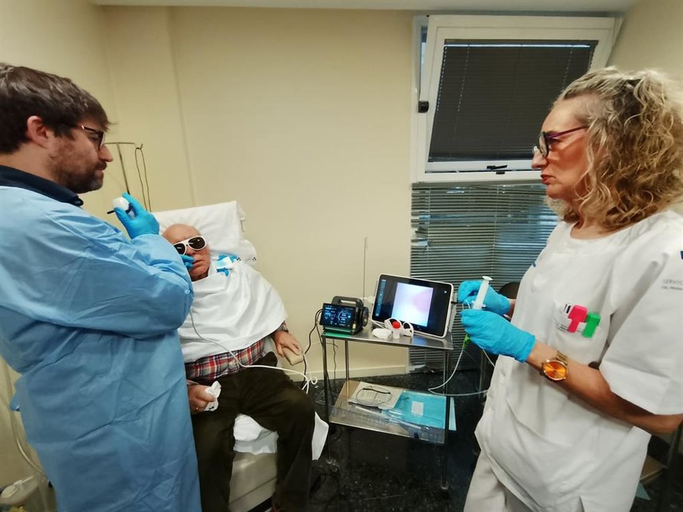 El otorrino Sergio Obeso y la enfermera Cristina García, durante una intervención con láser azul en el Hospital Universitario de Cabueñes.