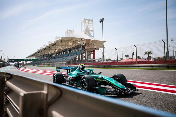14 ALONSO Fernando (spa), Aston Martin F1 Team AMR26, action during the Formula 1 Aramco pre-season testing 2026 of the 2026 FIA Formula One World Championship from February 11 to 13, 2026 on the Bahrain International Circuit, in Sakhir, Bahrain - Photo E