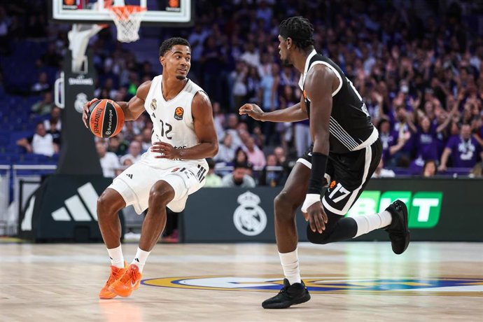 Archivo - Theo Maledon ante Isaac Bonga en el Real Madrid-Partizán de la Euroliga 25-26