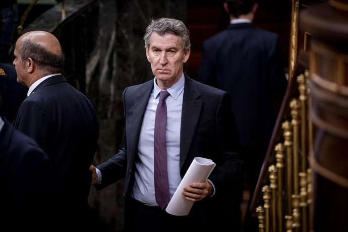 El presidente del Partido Popular, Alberto Núñez Feijóo, a su salida de un pleno en el Congreso de los Diputados, a 10 de febrero de 2026, en Madrid (España). 