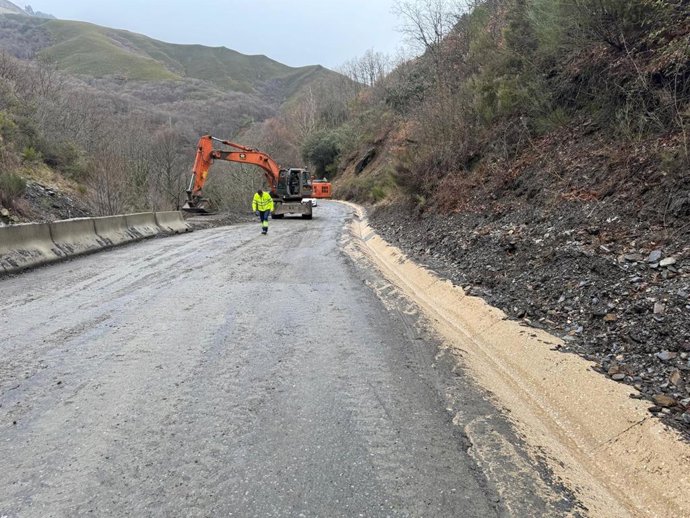 Imagen de archivo de los trabajos realizados en la carretera de acceso a Peñalba de Santiago (León) tras el anterior desprendimiento.