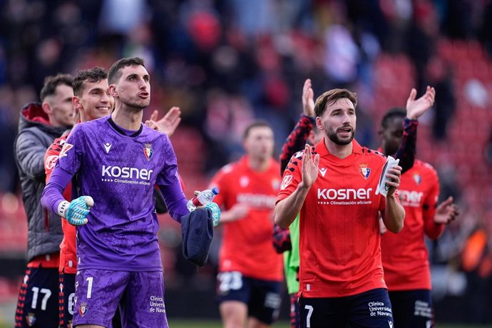 Los jugadores del CA Osasuna celebran el triunfo contra el Rayo en Vallecas esta temporada 2025-26 en la LaLiga EA Sports.