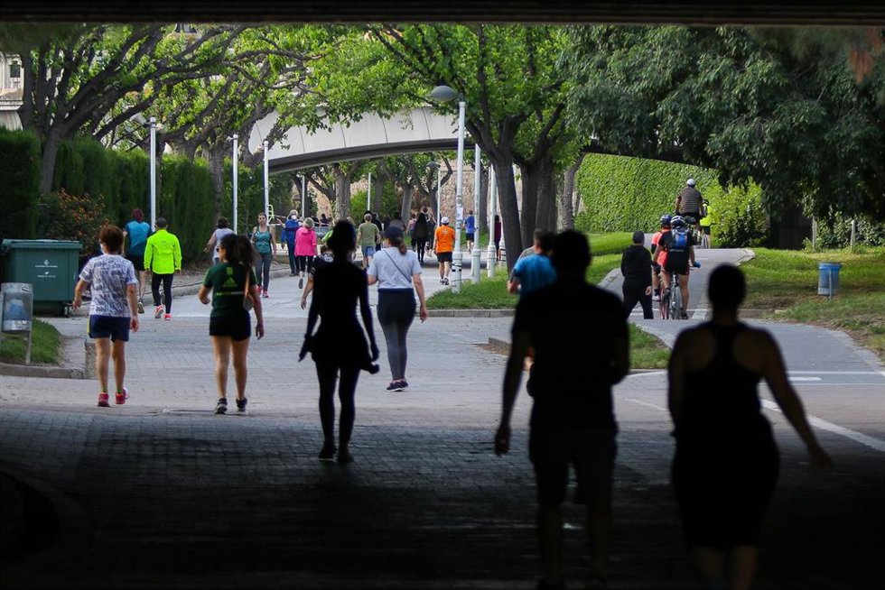 Archivo - Personas caminan por el parque del Río Turia