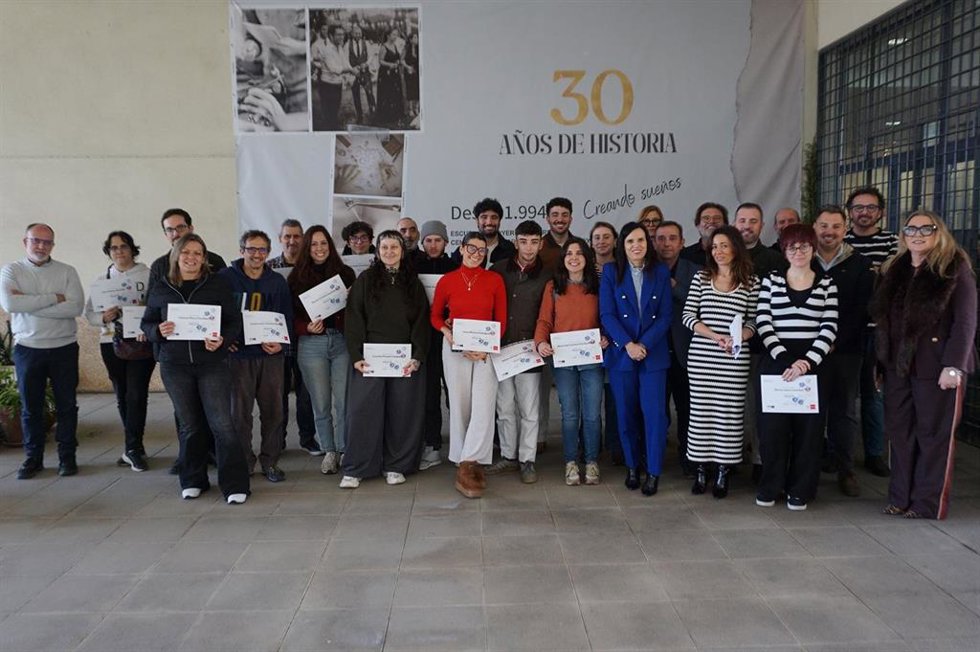 Gálvez (5 dcha.), en una foto de familia del acto de entrega de los diplomas acreditativos a alumnos de la Escuela de Joyería, junto a responsables de Progold.