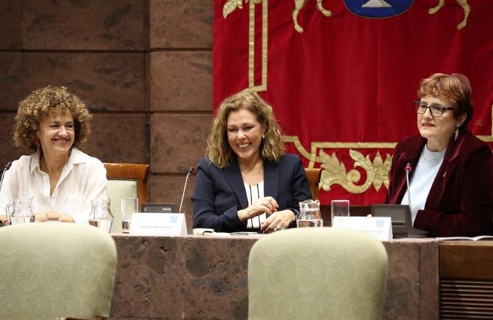 La presidenta del Parlamento de Canarias, Astrid Pérez (c), en la inauguración de una jornada sobre menopausia