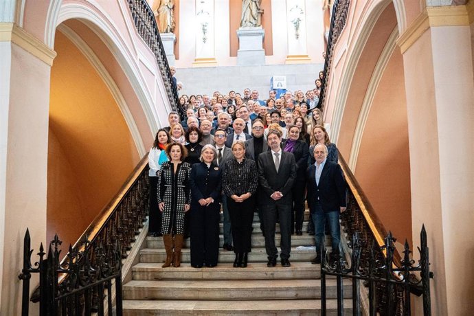 La presidenta del Consejo Escolar de Estado, Encarna Cuenca, y la ministra de Educación, Formación Profesional y Deportes, Milagros Tolón, posan durante el plenario del Consejo Escolar del Estado
