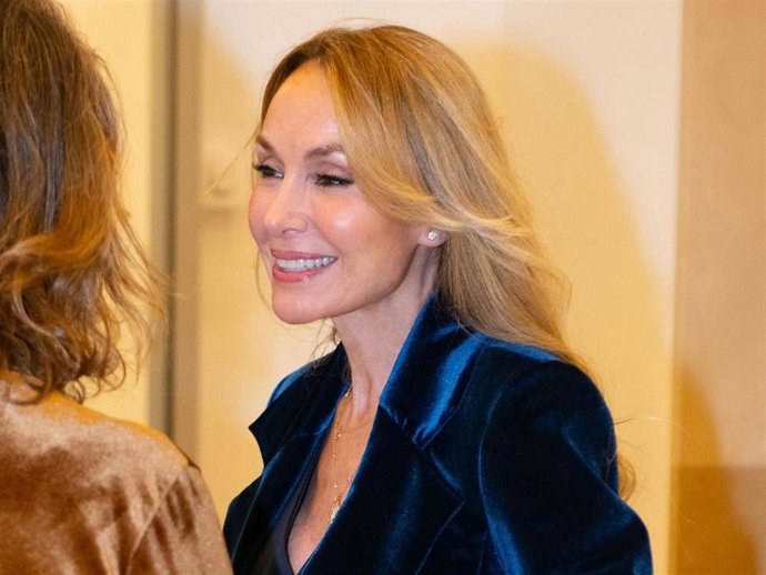 Esther Alcocer Koplowitz deslumbra con un elegante diseño de Alejandro de Miguel para recoger el Premio Excelente