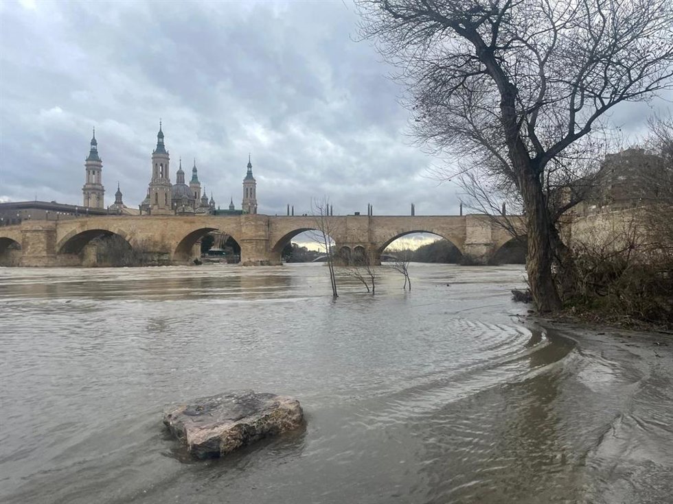 Crecida del río Ebro a su paso por el Puente de Piedra en Zaragoza