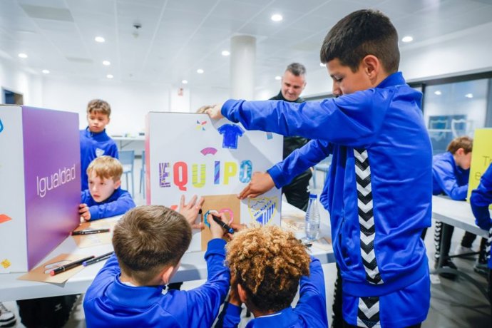 Más de 50 niños del Málaga CF disfrutan del taller 'Futura Afición' de la Fundación LaLiga.