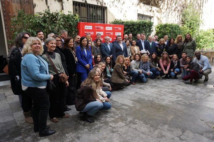 Autoridades, equipo de Cruz Roja y representantes de las empresas tras el acto.