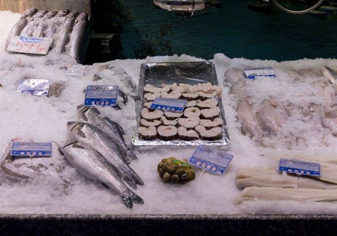 Archivo - Pescado expuesto en una pescadería de un mercado 
