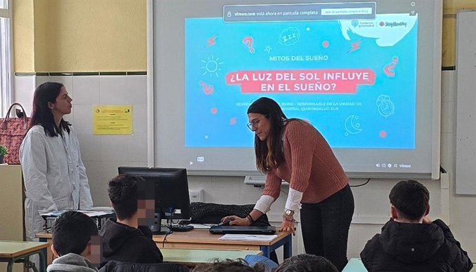 Un momento del taller 'Stay Healthy', de la Fundación Quirónsalud, sobre salud mental impartido a alumnado de Castellar de la Frontera (Cádiz)