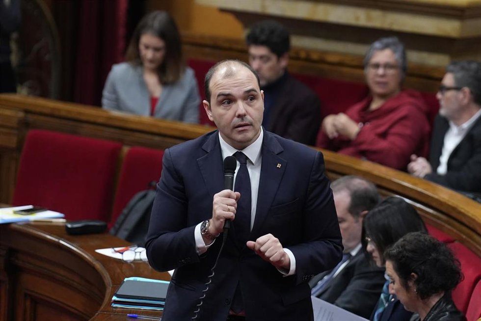 El conseller de la Presidencia, Albert Dalmau, interviene durante una sesión de control al Govern, en el Parlament de Catalunya, a 11 de febrero de 2026, en Barcelona, Catalunya (España).