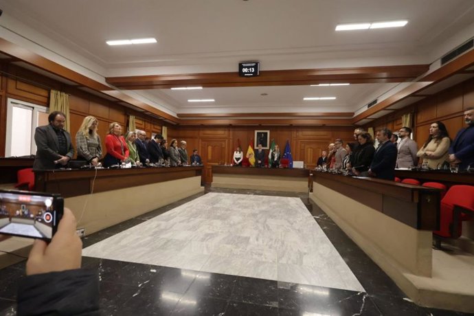 Los concejales de los grupos del Ayuntamiento de Córdoba --PP, PSOE, Hacemos y Vox-- guardan un minuto de silencio en el Pleno Ordinario por las víctimas del accidente ferroviario de Adamuz.