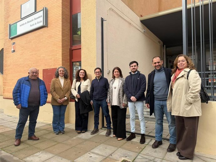 Rosa Rodríguez (2ª izda.), junto a Inma Nieto y responsables y cargos públicos de IU en Córdoba, ante el el IES Puente de Alcolea.