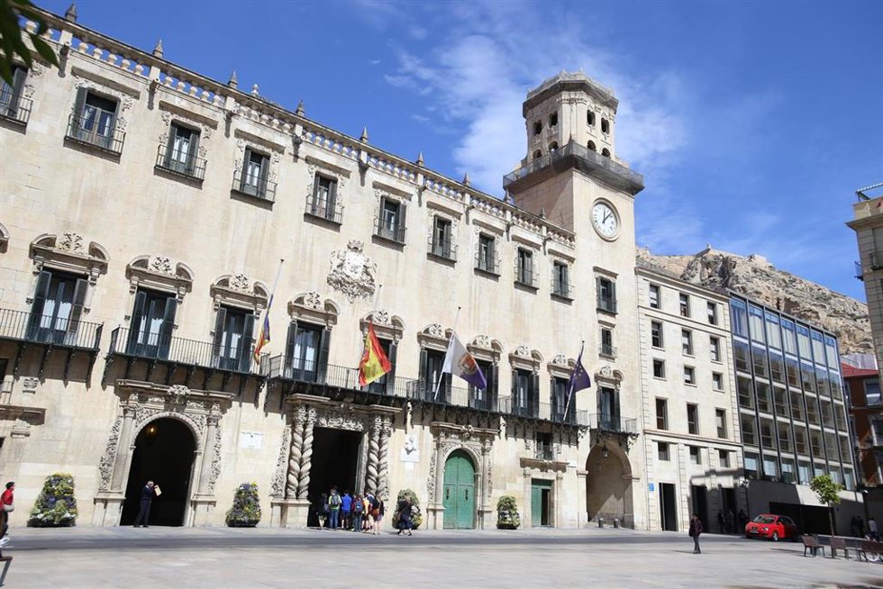 Archivo - Imagen de archivo de la fachada del Ayuntamiento de Alicante