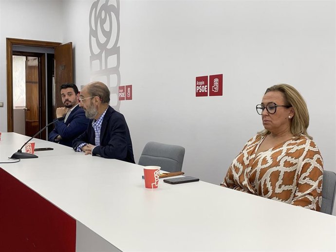 Archivo - El secretario general del PSOE Aragón, Javier Lambán, en rueda de prensa junto con el secretario de Organización, Darío Villagrasa, y la portavoz parlamentaria, Mayte Pérez.