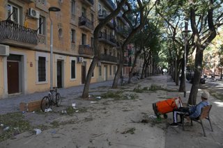 Hojas y basura acumuladas por el viento en Barcelona.