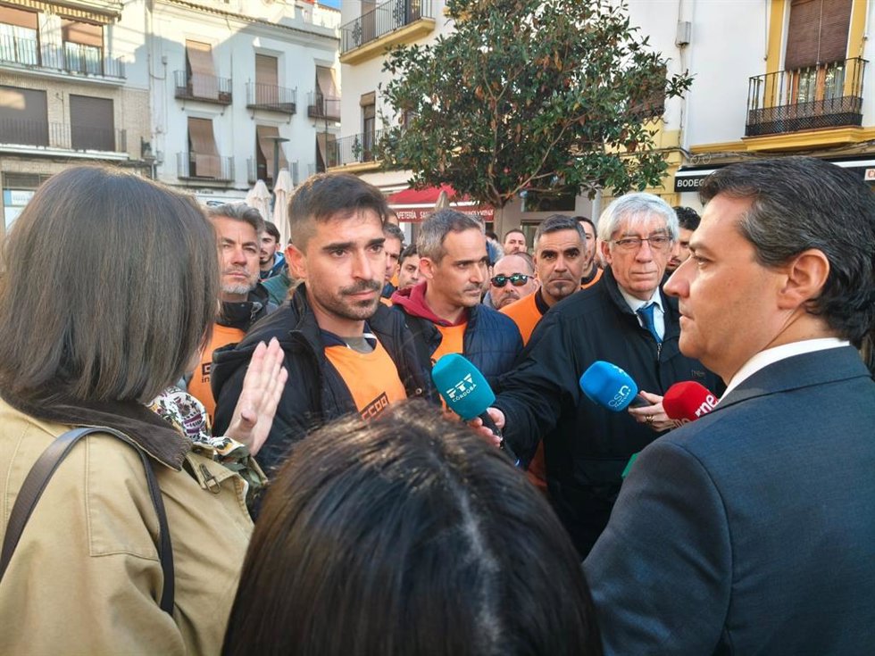 Archivo - El alcalde de Córdoba, José María Bellido, con trabajadores de Hitachi-Energy, en una imagen de archivo.