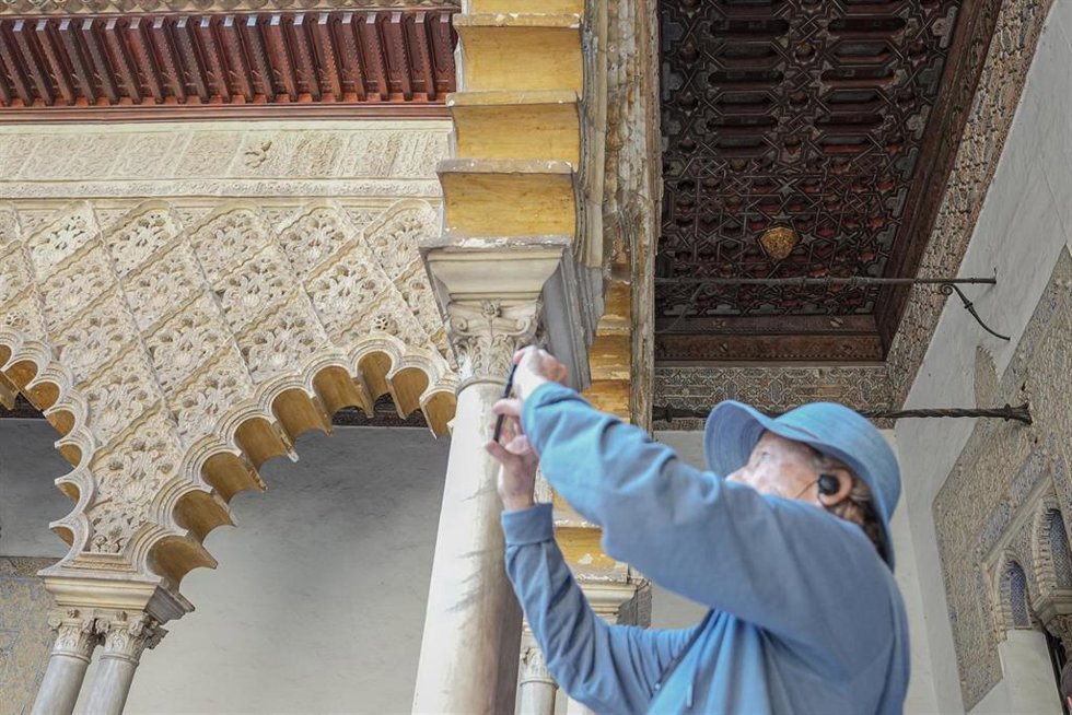 Archivo - Detalle de los alfarjes del Patio de los Doncellas del Real Alcázar tras su restauración, como imagen de recurso.