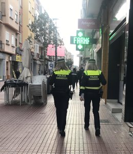 Dos mujeres agentes de la Policía Local de Zaragoza