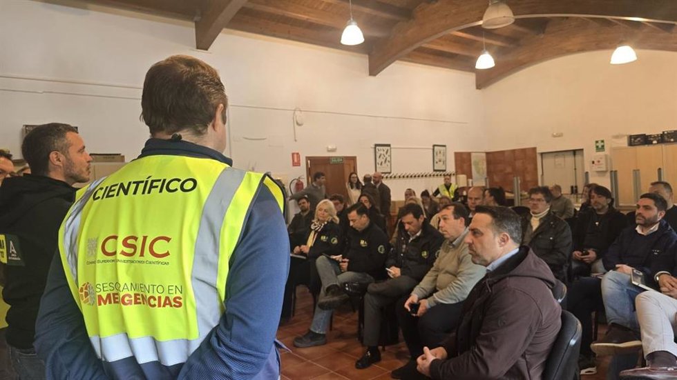 Científicos explican a los alcaldes de municipios afectados por el temporal los ruidos y movimientos de la tierra.