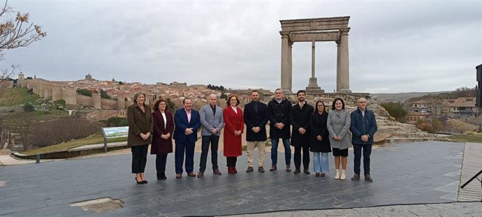 Por Ávila presenta su candidatura a las Cortes en el monumento de Los Cuatro Postes de la capital abulense