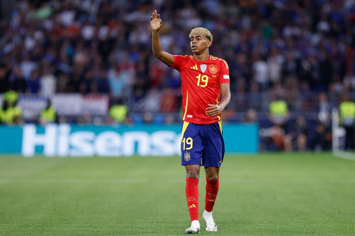 Archivo - Lamine Yamal of Spain gestures during the UEFA Nations League Semi Final match between Spain and France at Stuttgart Arena on June 5, 2025, in Stuttgart, Germany.