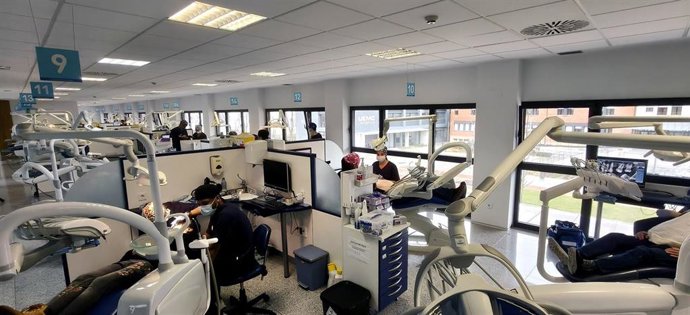 Sala de sillones del Área de Odontología de la Clínica Universitaria de la Universidad Europea Miguel de Cervantes.