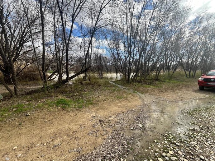 Los bomberos vigilan y balizan los caminos cercanos al cauce del río Gállego ante la crecida del cauce
