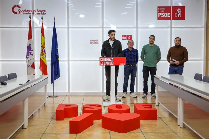 El secretario de Educación del PSCyL, Javier García, y representantes sindicales del profesorado en las universidades públicas comparecen en rueda de prensa tras una reunión