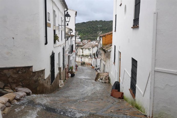 Desbordamiento del río y movimientos de tierra en Ubrique. 