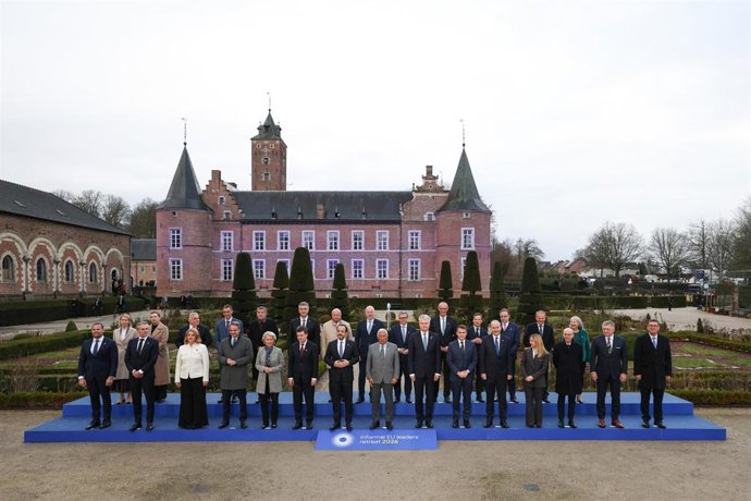 Foto de familia de los 27 en el retiro informal en el castillo de Alden Biesen (Bélgica).