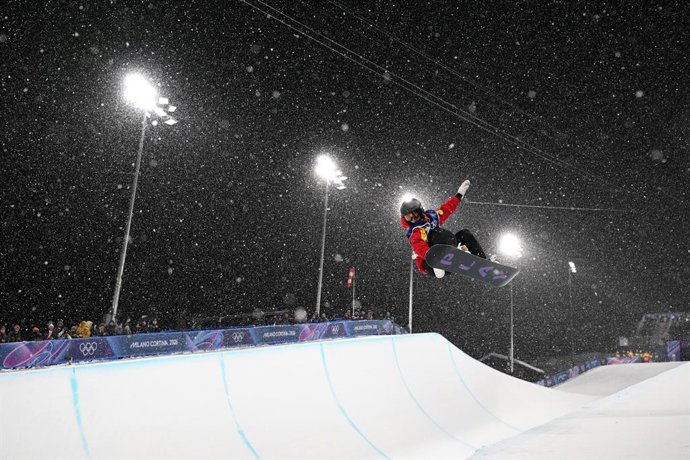 A rider espanhola Queralt Castellet na final feminina de half pipe nos Jogos Olímpicos de Inverno de Milão-Cortina 2026.