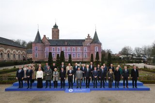 Foto de familia de los 27 en el retiro informal en el castillo de Alden Biesen (Bélgica).