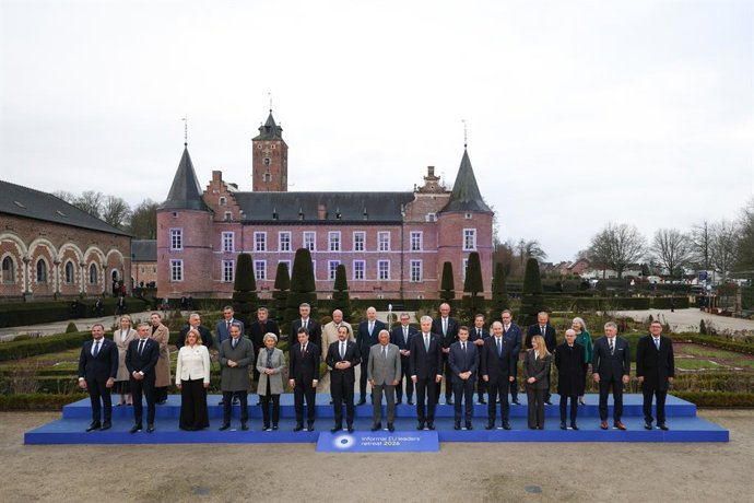 Foto de familia de los 27 en el retiro informal en el castillo de Alden Biesen (Bélgica).