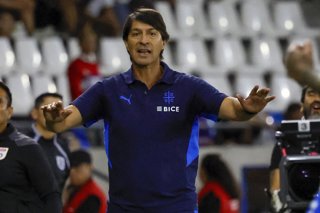 Futbol, Universidad Catolica vs Deportes Concepcion. Fecha 2, Liga de Primera 2026. El entrenador de Universidad Catolica Daniel Garnero es fotografiado durante el partido de primera division contra Deportes Concepcion disputado en el estadio Claro Arena