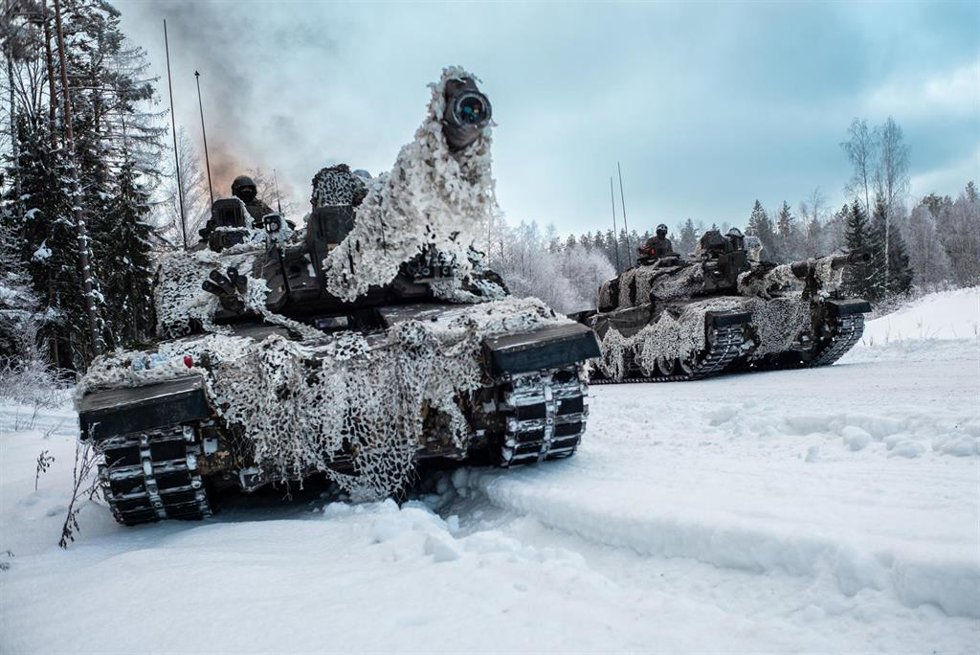 Carros de combate principales Challenger 2 del Ejército británico avanzan por una carretera cerca de Tapa, en Estonia.