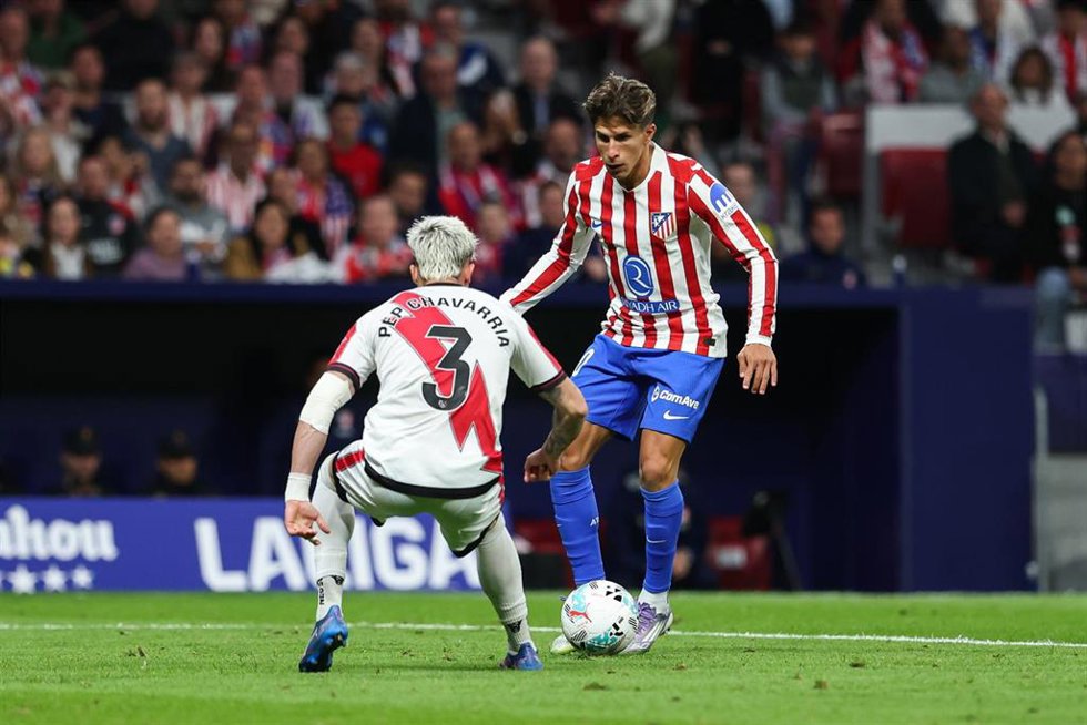 Archivo - Pep Chavarria of Rayo Vallecano and Giuliano Simeone of Atletico de Madrid in action during the Spanish League, LaLiga EA Sports, football match played between Atletico de Madrid and Rayo Vallecano at Riyadh Air Metropolitano stadium on Septem