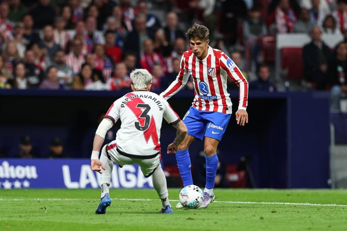 Archivo - Pep Chavarria of Rayo Vallecano and Giuliano Simeone of Atletico de Madrid in action during the Spanish League, LaLiga EA Sports, football match played between Atletico de Madrid and Rayo Vallecano at Riyadh Air Metropolitano stadium on Septembe