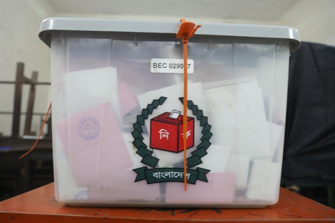 Urnas durante las elecciones en Bangladesh