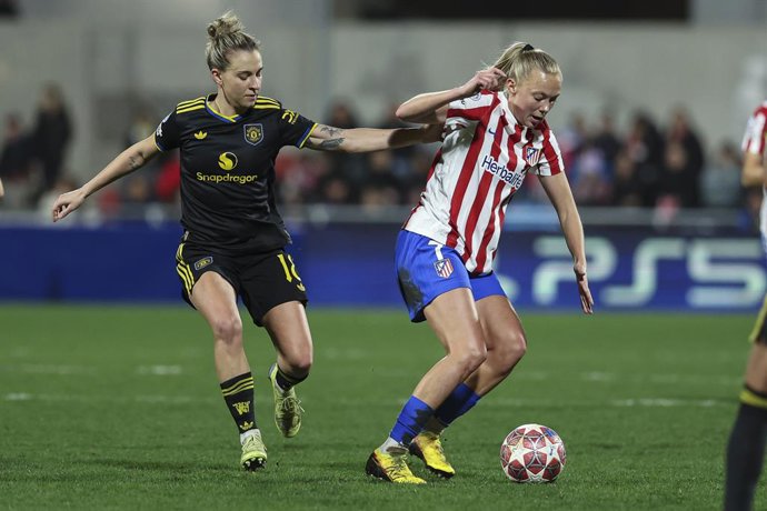 Julia Zigiotti Olme, do Manchester United, e Synne Jensen, do Atlético de Madrid, em ação durante a partida de ida das eliminatórias da Liga dos Campeões Feminina da UEFA entre o Atlético de Madrid e o Manchester United, no Centro Deportivo Alcalá de Hena