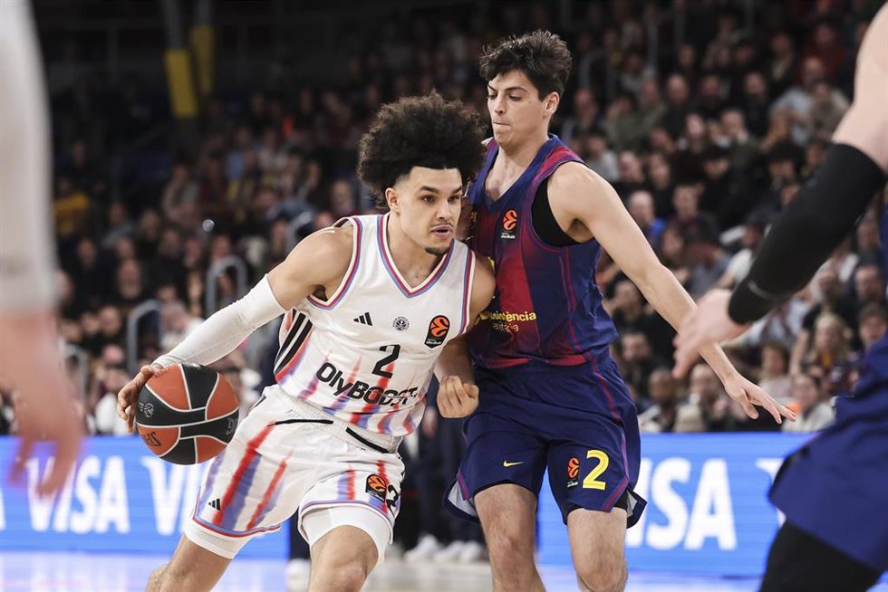 Nadir Hifi (Paris Basketball) y Juani Marcos (FC Barcelona) pugnan por el balón durante el partido de Euroliga en el Palau Blaugrana