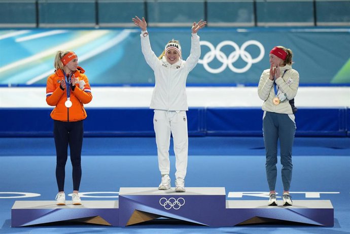 Podio femenino de 5.000 m de patinaje de velocidad en los JJ.OO. de Invierno 2026: Merel Conijn (Países Bajos, plata), Francesca Lollobrigida (Italia, oro) y Ragne Wiklund (Noruega, bronce) celebran su medalla