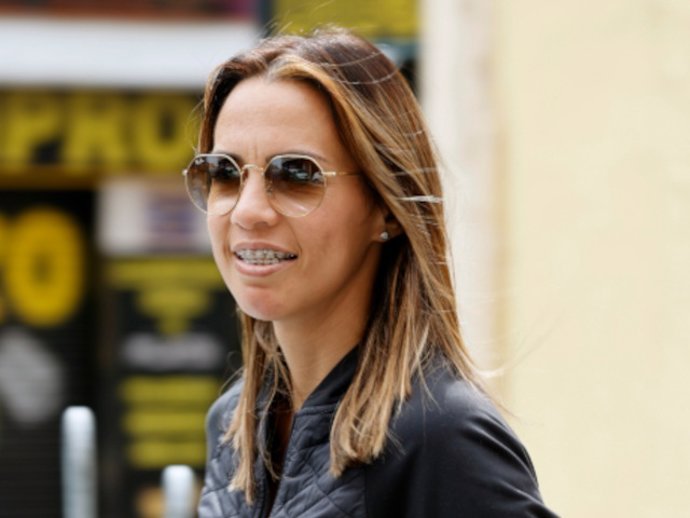 Paola Olmedo paseando por la calle, a 24 de marzo de 2025, en Madrid (España).