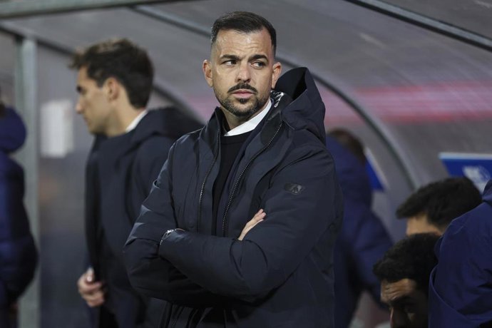 El entrenador del Atlético de Madrid femenino, José Herrera, ante el Machester United en la UEFA Women's Champions League 2025-26.