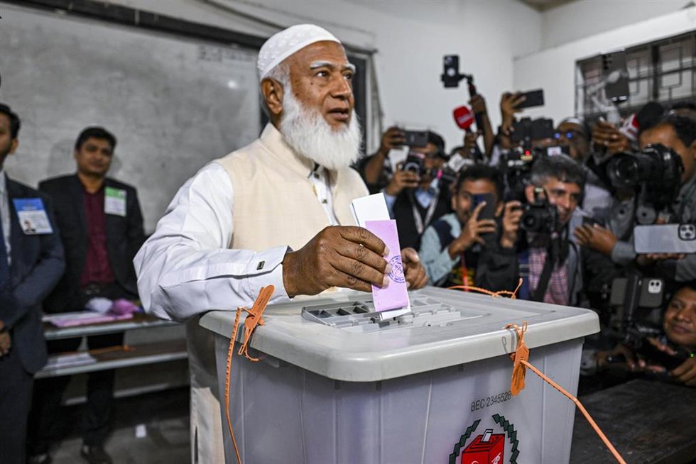 El líder de Jamaat-e-Islami, Shafiqur Rahman, depositando su voto en Bangladesh