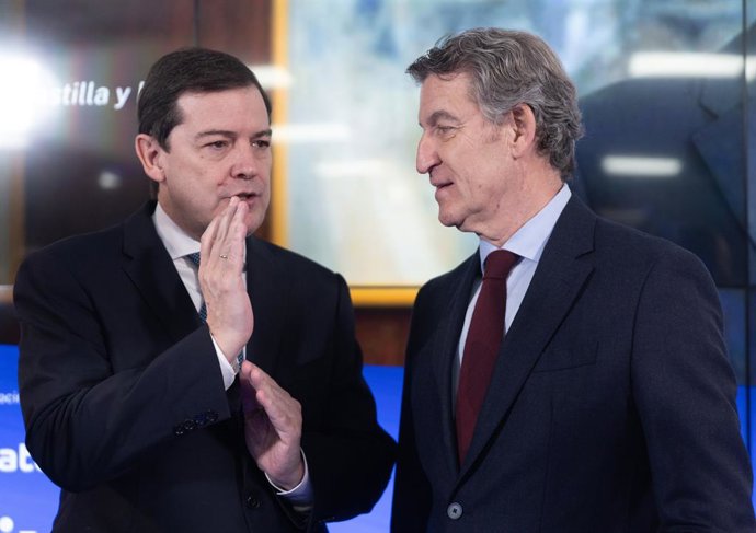 Archivo - Arquivo - O presidente da Junta de Castela e Leão, Alfonso Fernández Mañueco, e o presidente do PP, Alberto Núñez Feijóo, durante um café da manhã informativo organizado pelo jornal La Razón, em 2 de dezembro de 2025, em Madri (Espanha).