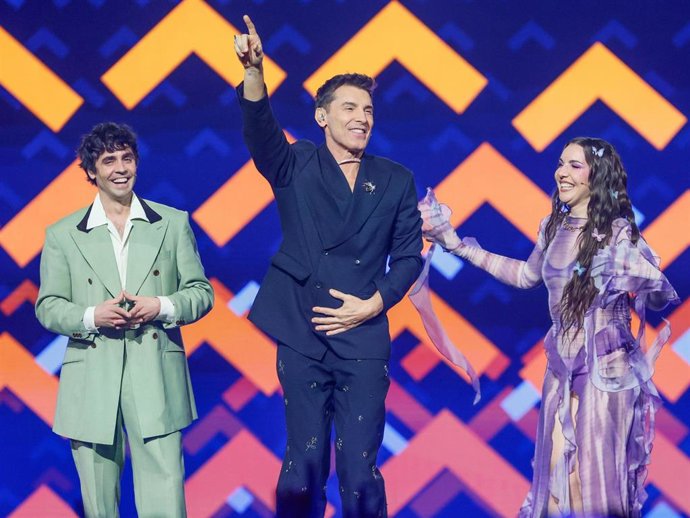 Javier Ambrossi, Jesús Vázquez e Inés Hernand, durante la segunda final del Benidorm Fest 2026 celebrada este jueves