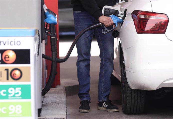 Archivo - Un hombre inyecta carburante a su coche, a 28 de octubre de 2021, en Madrid (España). El Índice de Precios de Consumo (IPC) subió un 2% en octubre en relación al mes anterior y disparó su tasa interanual hasta el 5,5%, lo que supone 1,5 puntos p